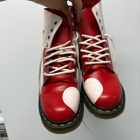 DR MARTENS 8 hole limited edition valentines heart red boots size 6 LIKE NEW - Picture 3 of 10